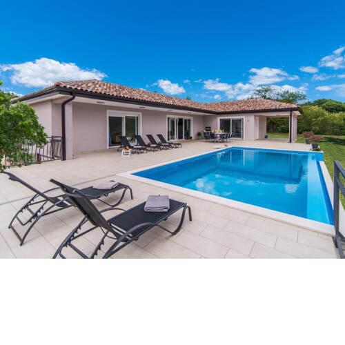 Beautiful Villa Green Heaven with swimming pool in natural surroundings