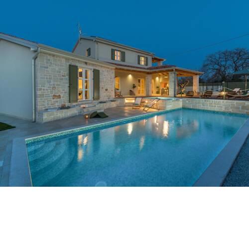 Beautiful villa with private pool and fenced garden near Visnjan