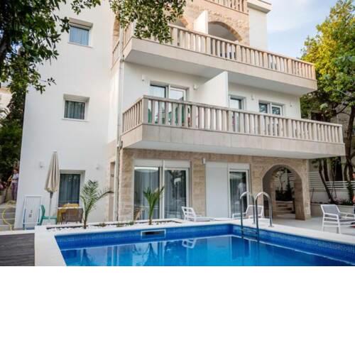 Blissful Apartment in Makarska with Swimming Pool