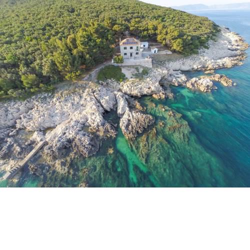 Brovinje Villa Sleeps 8 with WiFi