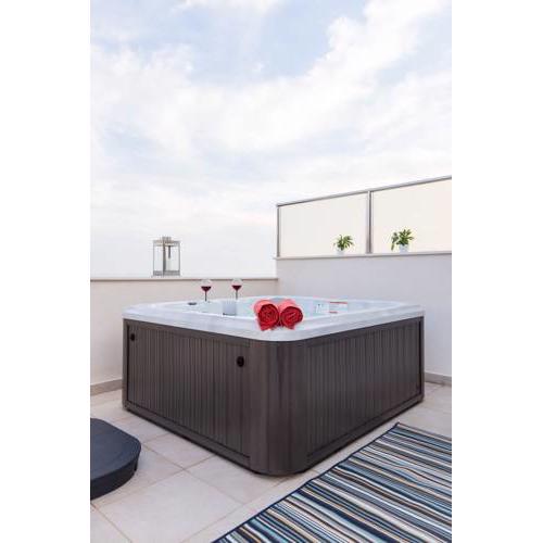 Bubbles Penthouse with jacuzzi