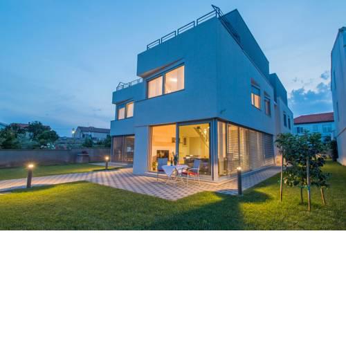 CAISA- luxury apartment 20 m from the sea