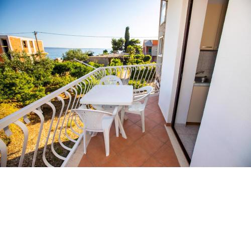 Captivating 2-Bed Apartment in Podstrana