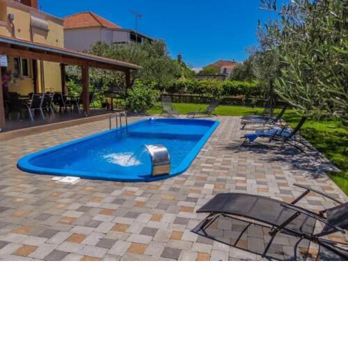 Captivating Holiday Home in Pakoštane with Swimming Pool