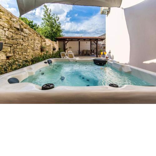 CASA MARIO-charming stone house with jacuzzi in Svetvinčenat
