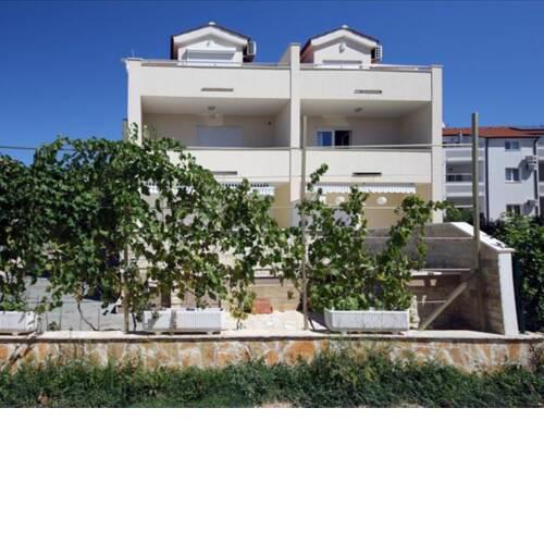 Charming 2-Bed Apartment in Srima with sea view