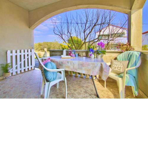 Charming and bright apt,walking distance to beach