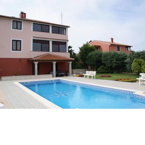 Charming Apartment in Banjole near Sea