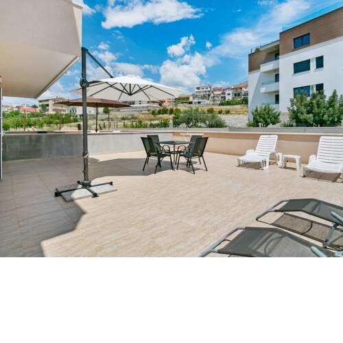 Charming Apartment in Podstrana near Tennis Court