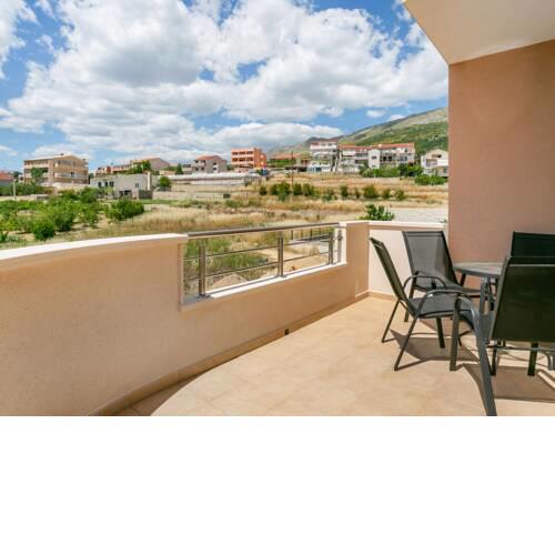 Charming Apartment in Podstrana with Garden