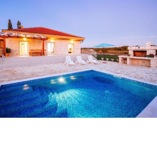 Charming holiday home with private swimming pool, big garden, 0,5km from the sea