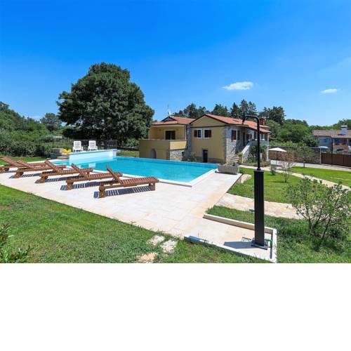 Charming Villa in Heki with Swimming Pool