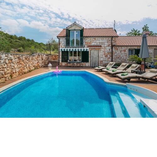 Chic Holiday Home in Marina with Private Swimming Pool