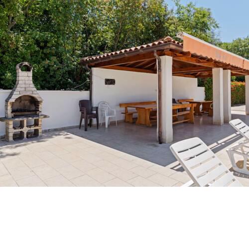 Classy Mobile Home in Banjole with Garden