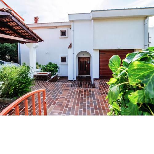 Cozy Apartment in Starigrad Paklenica with Garden