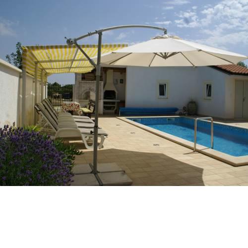 Cozy apartment in Vinkuran with the beach nearby