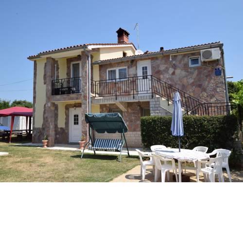 Cozy Holiday apartment Zana in Banjole, Croatia