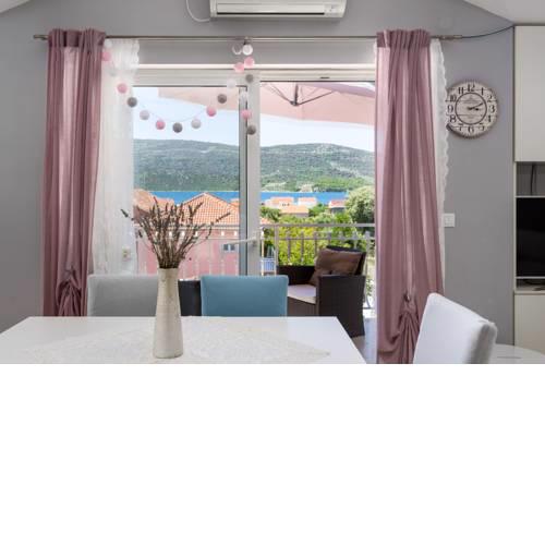 Cozy modern apartment with swimming pool 4+1