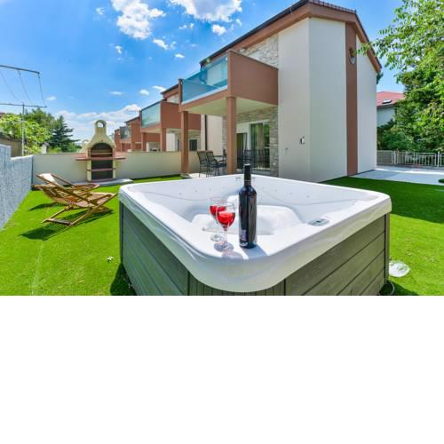 Crowonder Cascada Villa