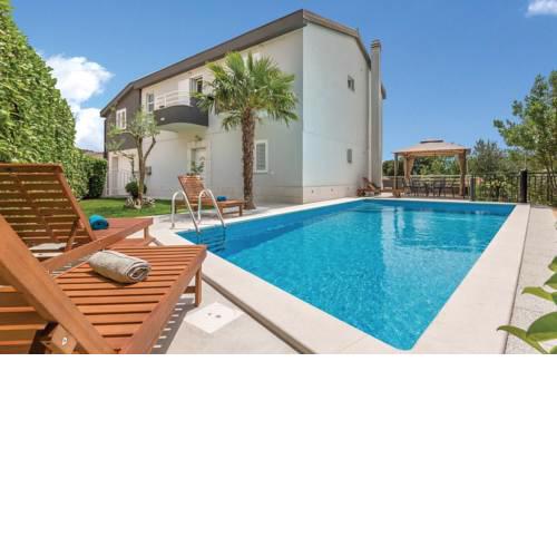 ctim252/ Holiday house with a private pool