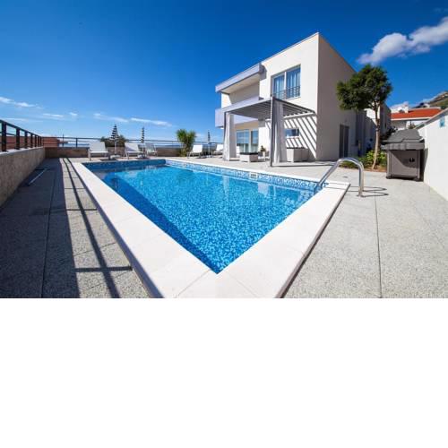 ctvb110/New and modern semi-detached house with private pool