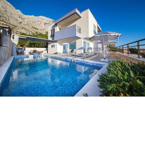 ctvb111/New and modern semi-detached house with private pool