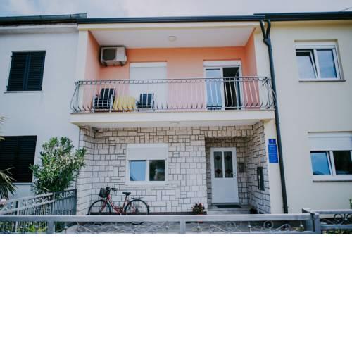 Danex Komunela Apartment & Rooms