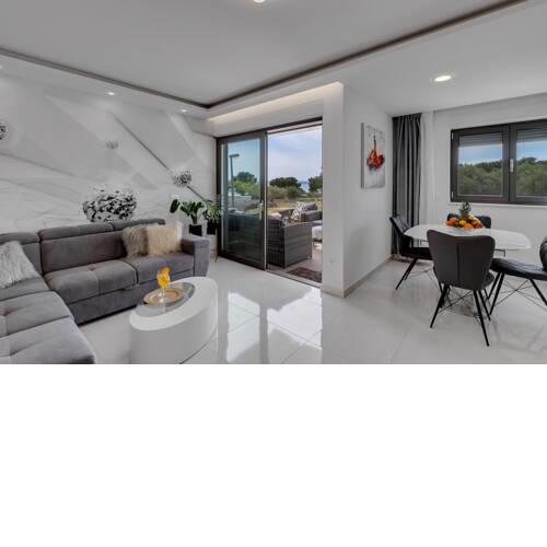 Deluxe Apartment Promajna Beach