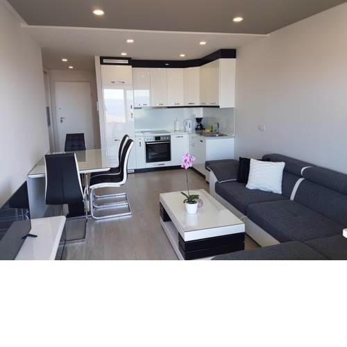 Deluxe Apartments-2 garage place and 1 outside private parking