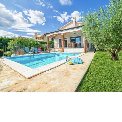Detached modern villa with pool in Sveti Lovrec, near the beach and Porec