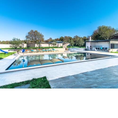 Detached villa with private swimming pool, covered terrace and play equipment