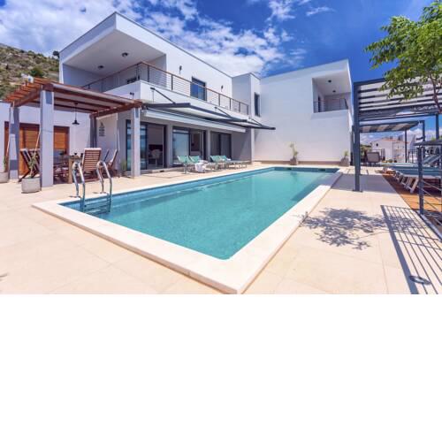 Duce Villa Sleeps 10 with Pool Air Con and WiFi