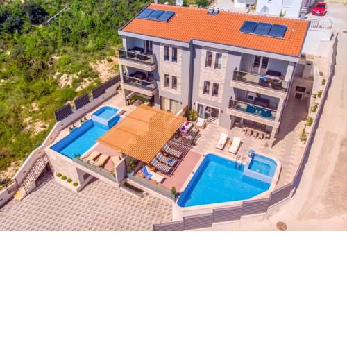 Duce Villa Sleeps 12 with Pool Air Con and WiFi