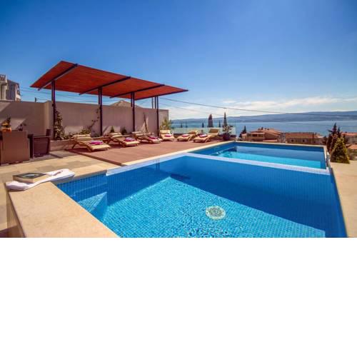 Duce Villa Sleeps 12 with Pool Air Con and WiFi