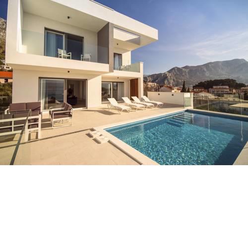 Duce Villa Sleeps 8 Pool Air Con WiFi