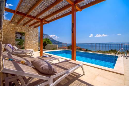 Duce Villa Sleeps 8 Pool Air Con WiFi