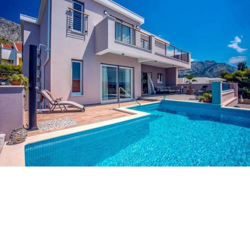 Duce Villa Sleeps 8 with Pool Air Con and WiFi