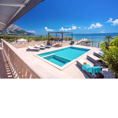 Duce Villa Sleeps 9 with Pool Air Con and WiFi