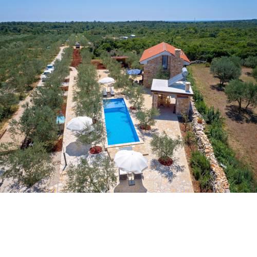 Charming Holiday Home in Bale with Jacuzzi and Swimming Pool