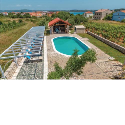Eight-Bedroom Holiday Home in Pasman