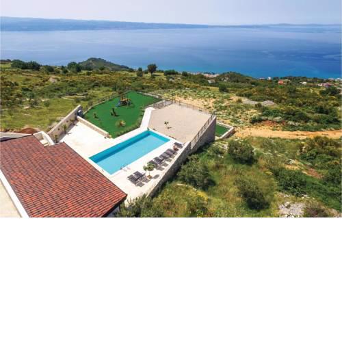 Eight-Bedroom Holiday Home in Podstrana