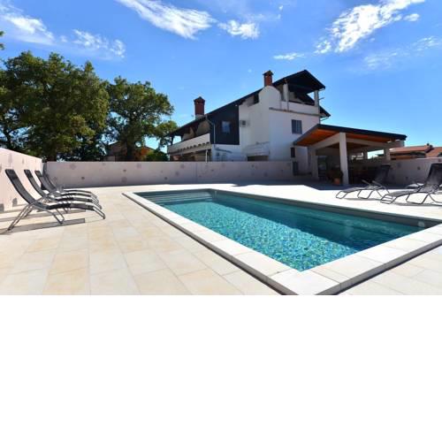 Family friendly apartments with a swimming pool Paolija, Novigrad - 2541