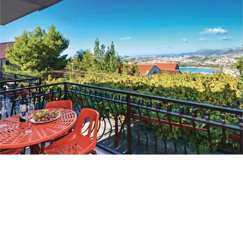 Five-Bedroom Apartment in Podstrana
