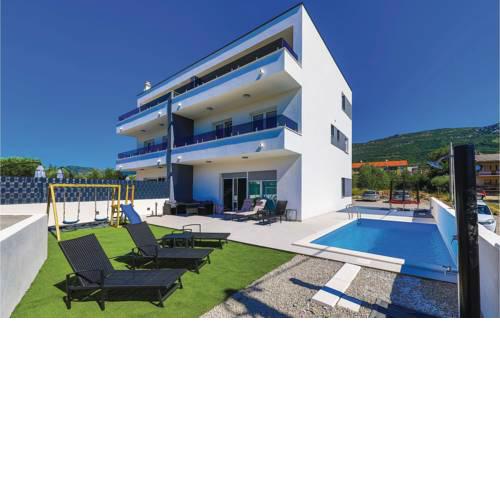 Five-Bedroom Holiday Home in Kastel Luksic
