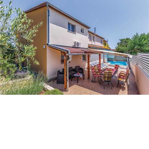 Five-Bedroom Holiday Home in Pavicini