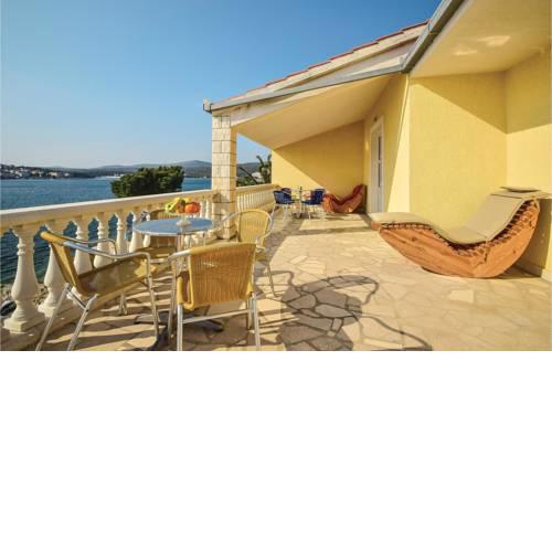 Five-Bedroom Holiday home Zatoglav with Sea View 06