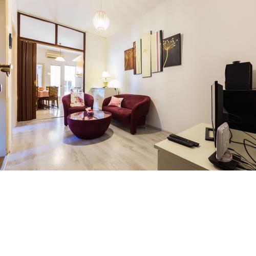 Forum 2BR apartment in old town