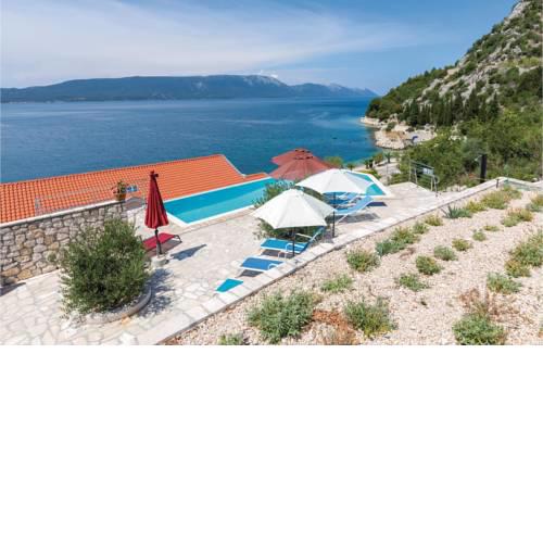 Four-Bedroom Apartment in Duba