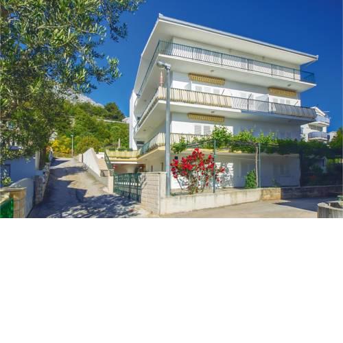 Four-Bedroom Apartment in Omis