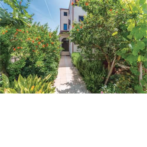 Four-Bedroom Apartment in Turanj